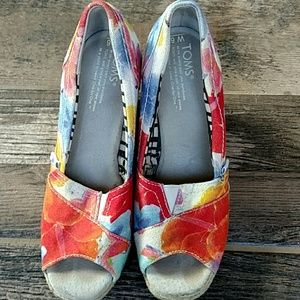 TOMS floral wedges, size 6
