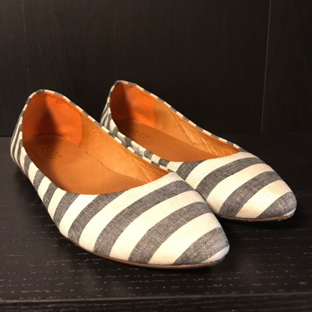 1937 footwear pointy white and gray flats