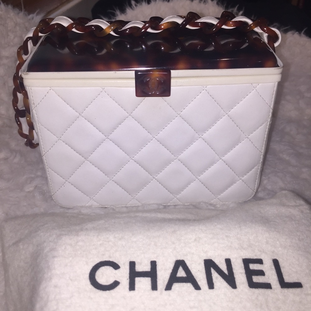 CHANEL UNIQUE VINTAGE BAG🎉HP - Picture 2 of 2