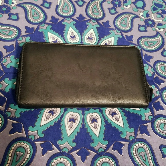 Black and Silver Clutch Wallet - Picture 2 of 4