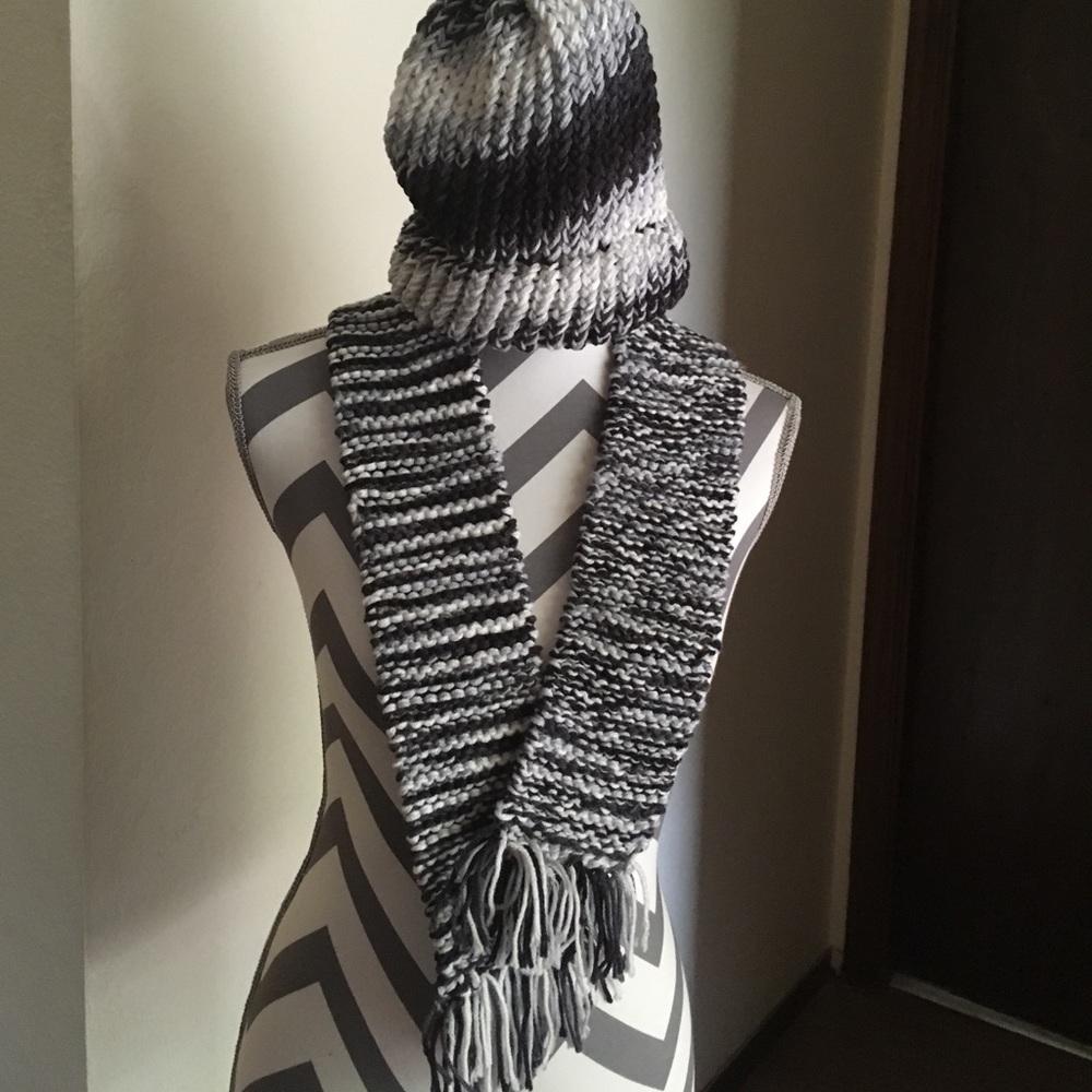 Knit child scarf and hat