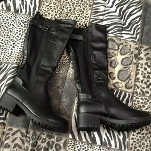 "NWOT" BLACK ZIPPERED BUCKLED BOOTS Size 7.5