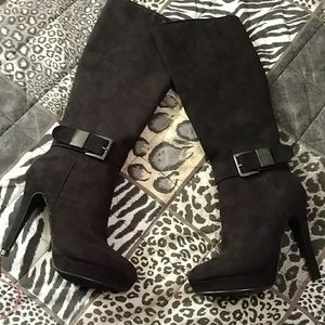 New Black Zippered Heeled Boots Size 6