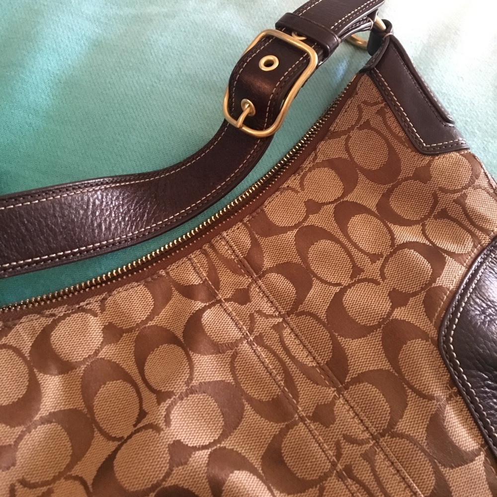 Small Coach Purse With Logo Pattern - image 2