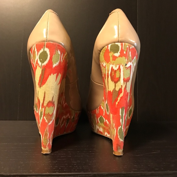 Nude with pink tribal print wedge - Picture 2 of 8