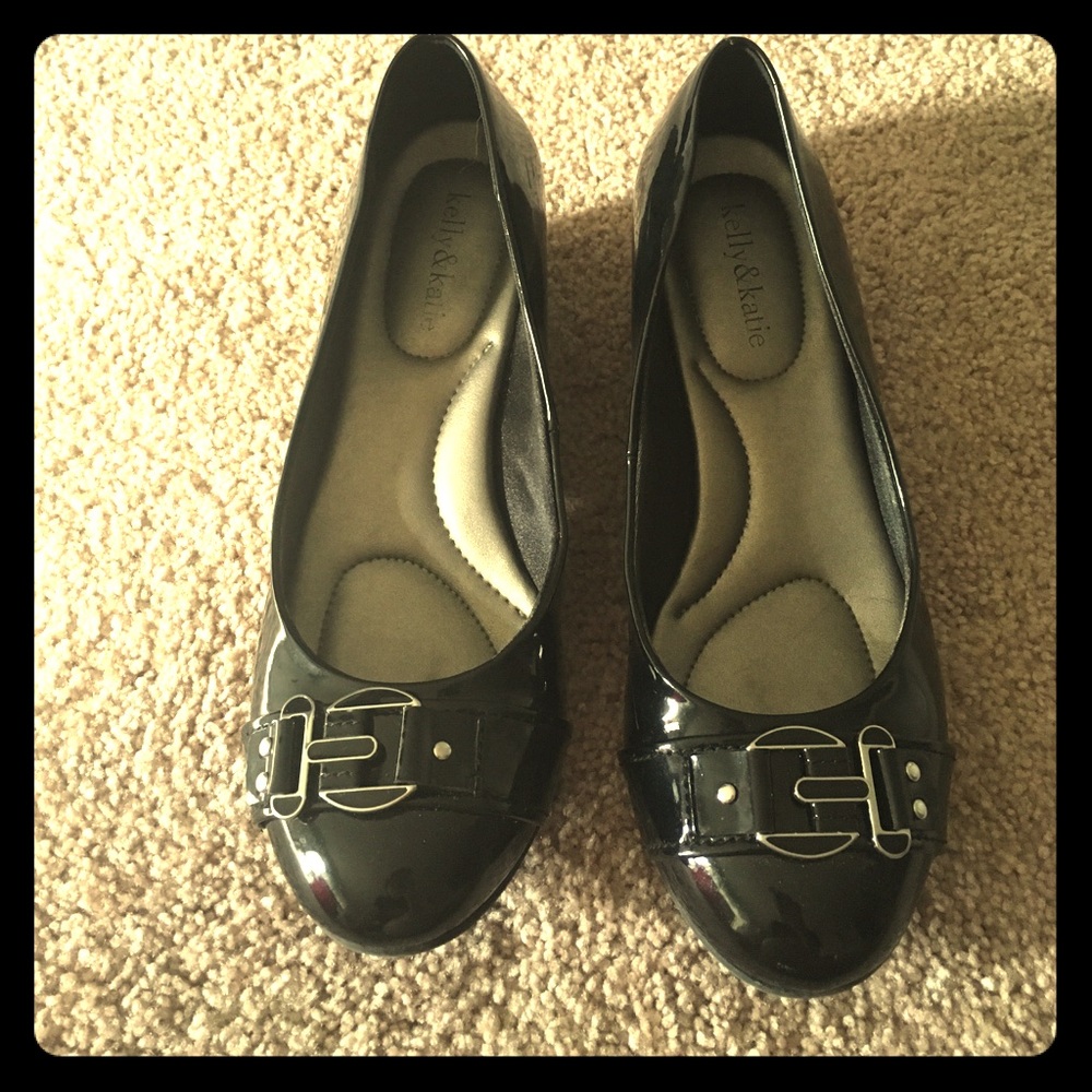 Small wedge black shoes
