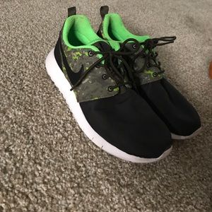 Green & black Nike roshe✅