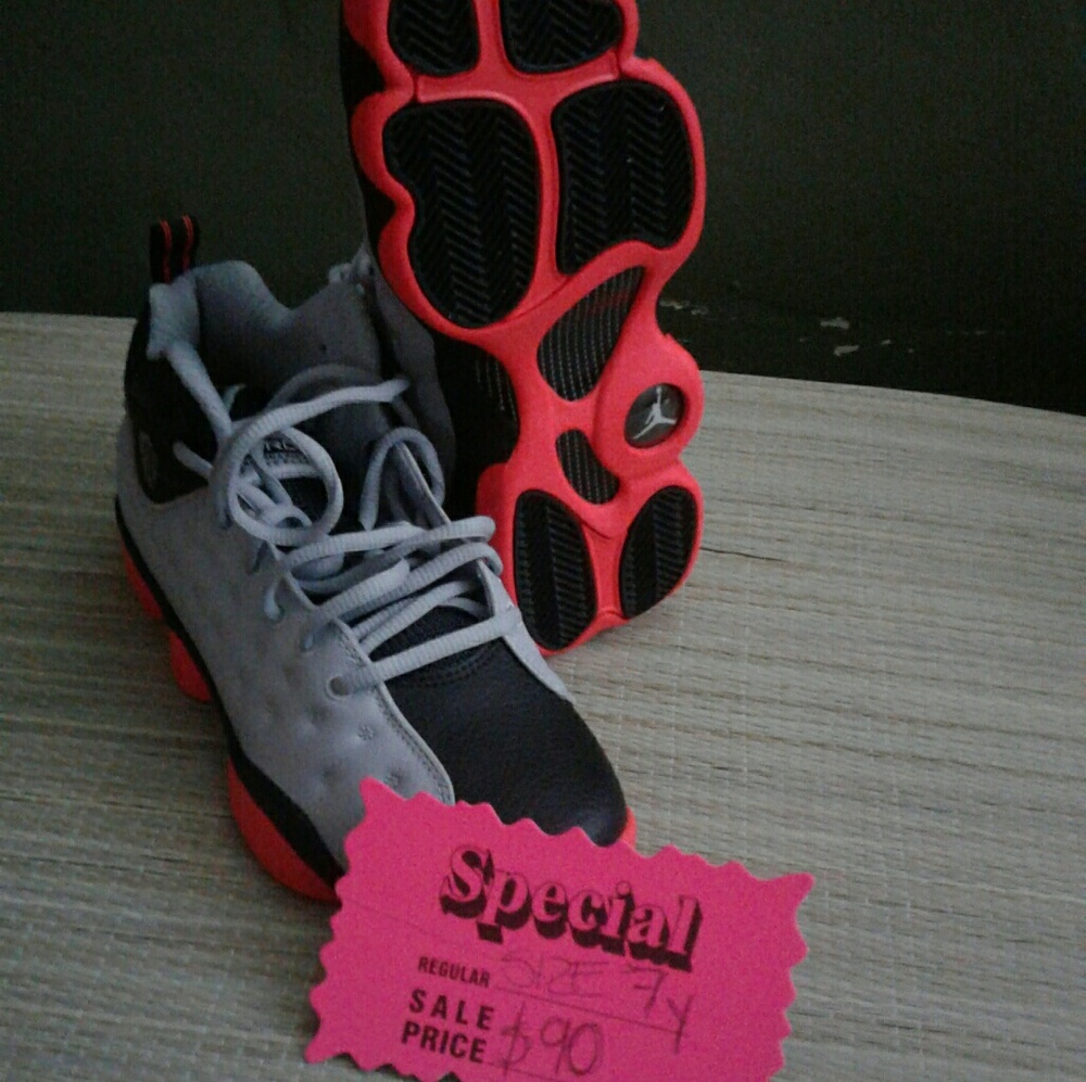 Tennis shoes