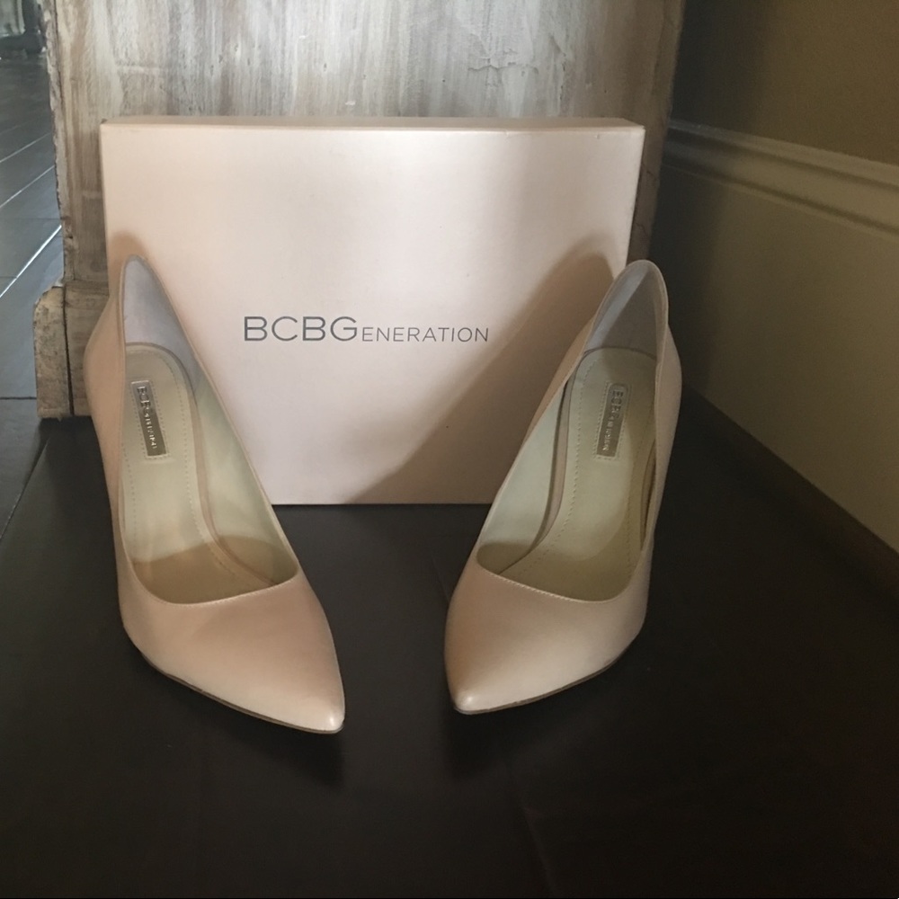 BcBGeneration cream colored pumps