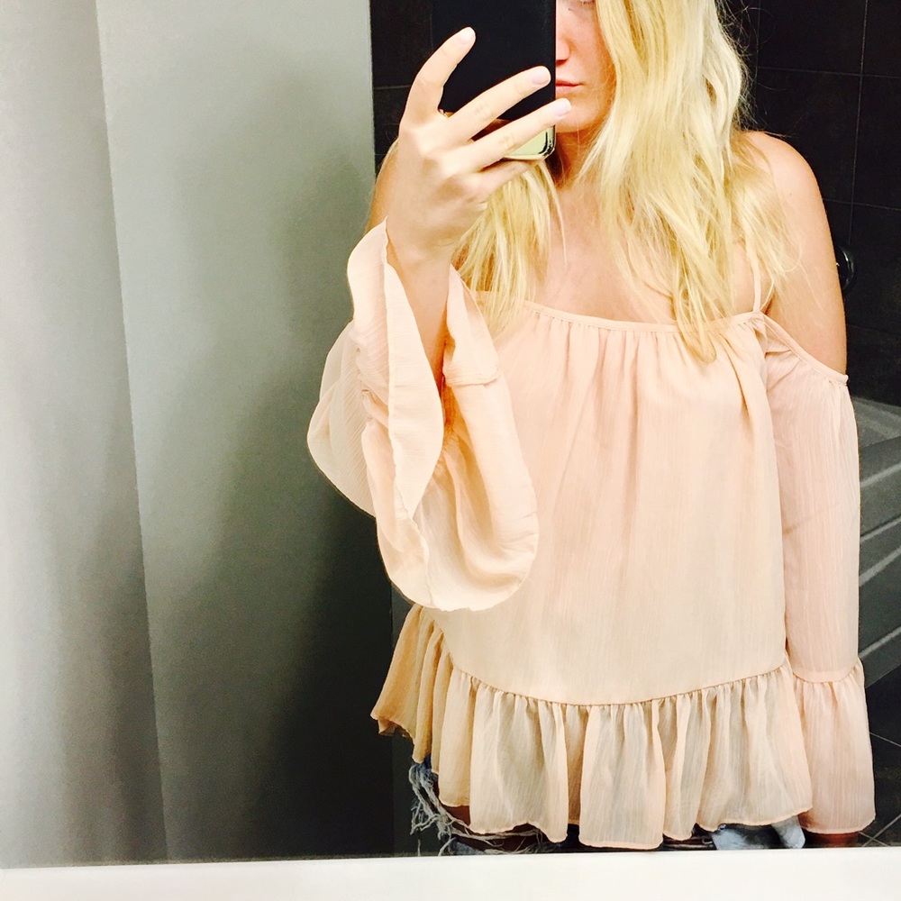 ❤️ PRICE ⬇️ NWOT Lovers + Friends Off Shoulder Top - Picture 1 of 5