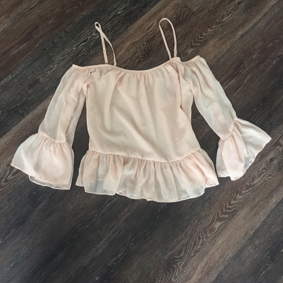 ❤️ PRICE ⬇️ NWOT Lovers + Friends Off Shoulder Top - Picture 2 of 5