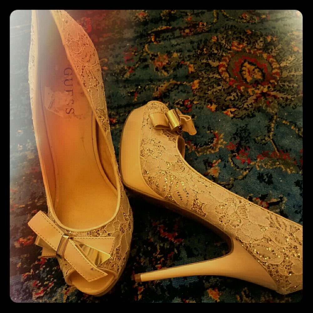 GUESS GOLD AND CREAM LACE PEEP TOE HEELS