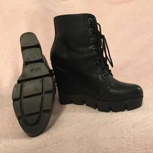 big tread lace up wedge