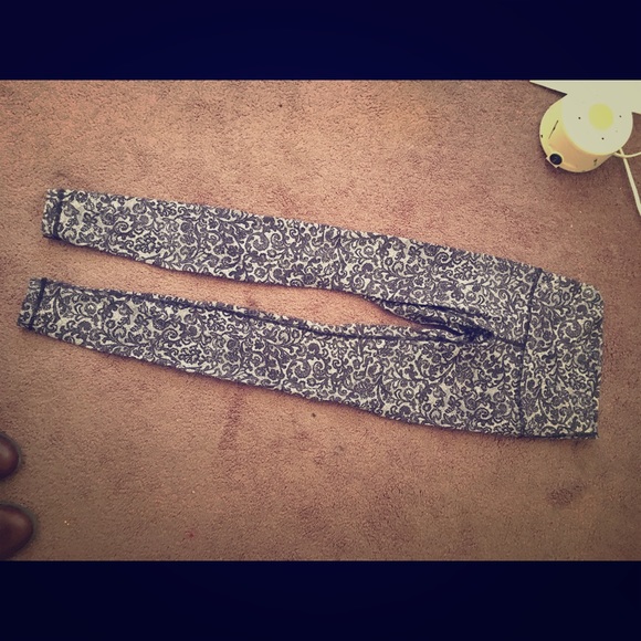 Lululemon wunder under size 4 white paisley - Picture 1 of 2