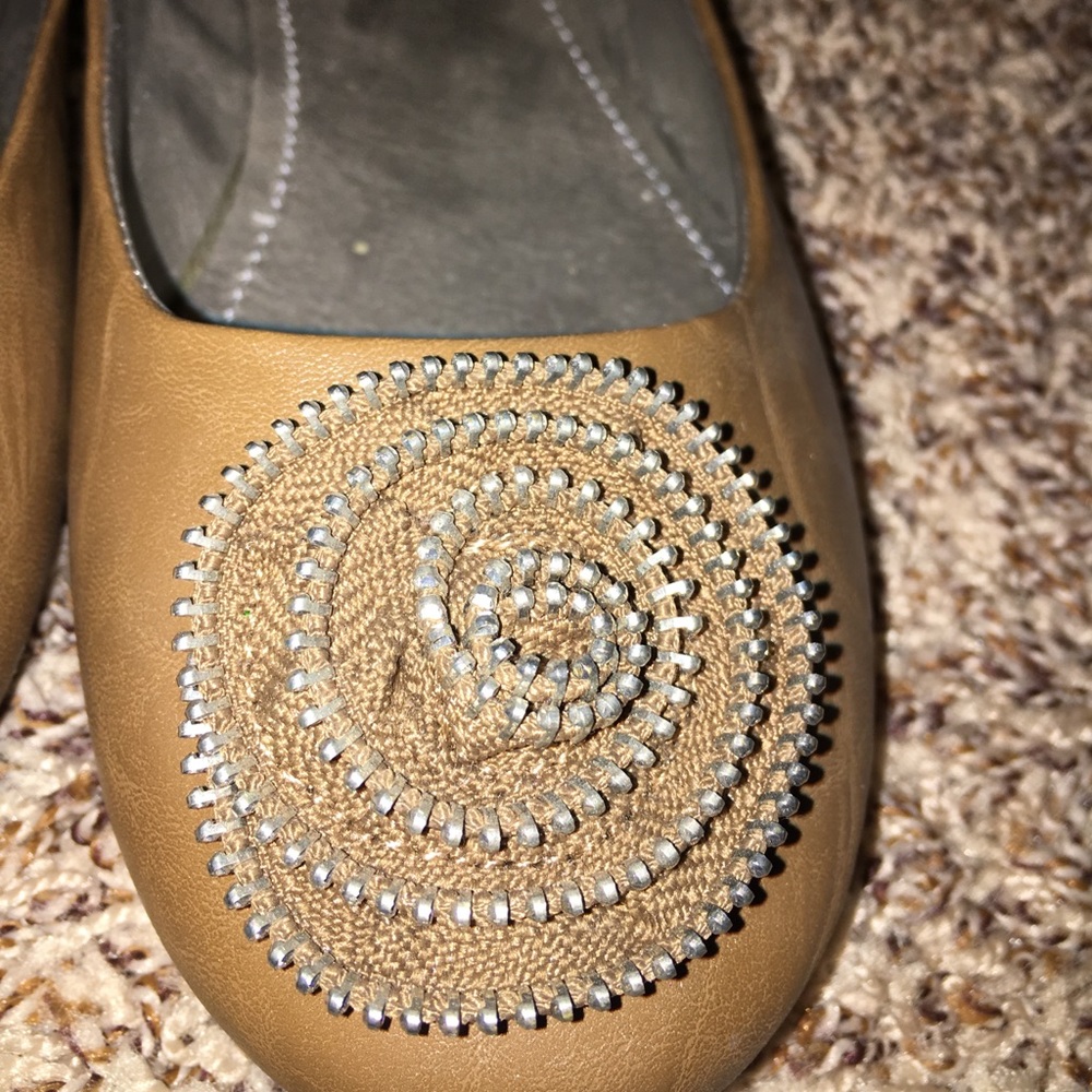 Brown flats with rose - Picture 2 of 3