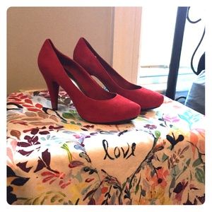Size 8.5 Me Too red suede pumps