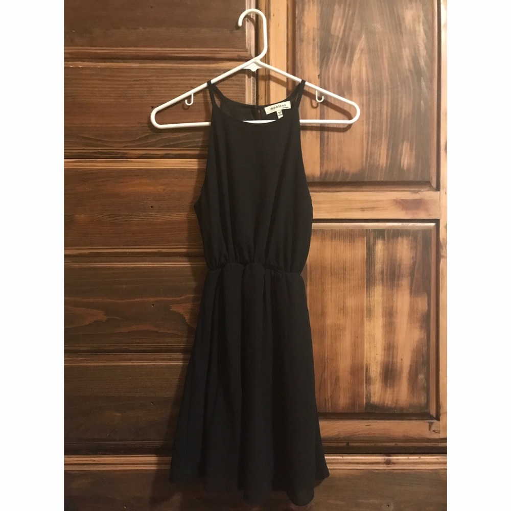 Black dress with cinched waist 🤘🏻