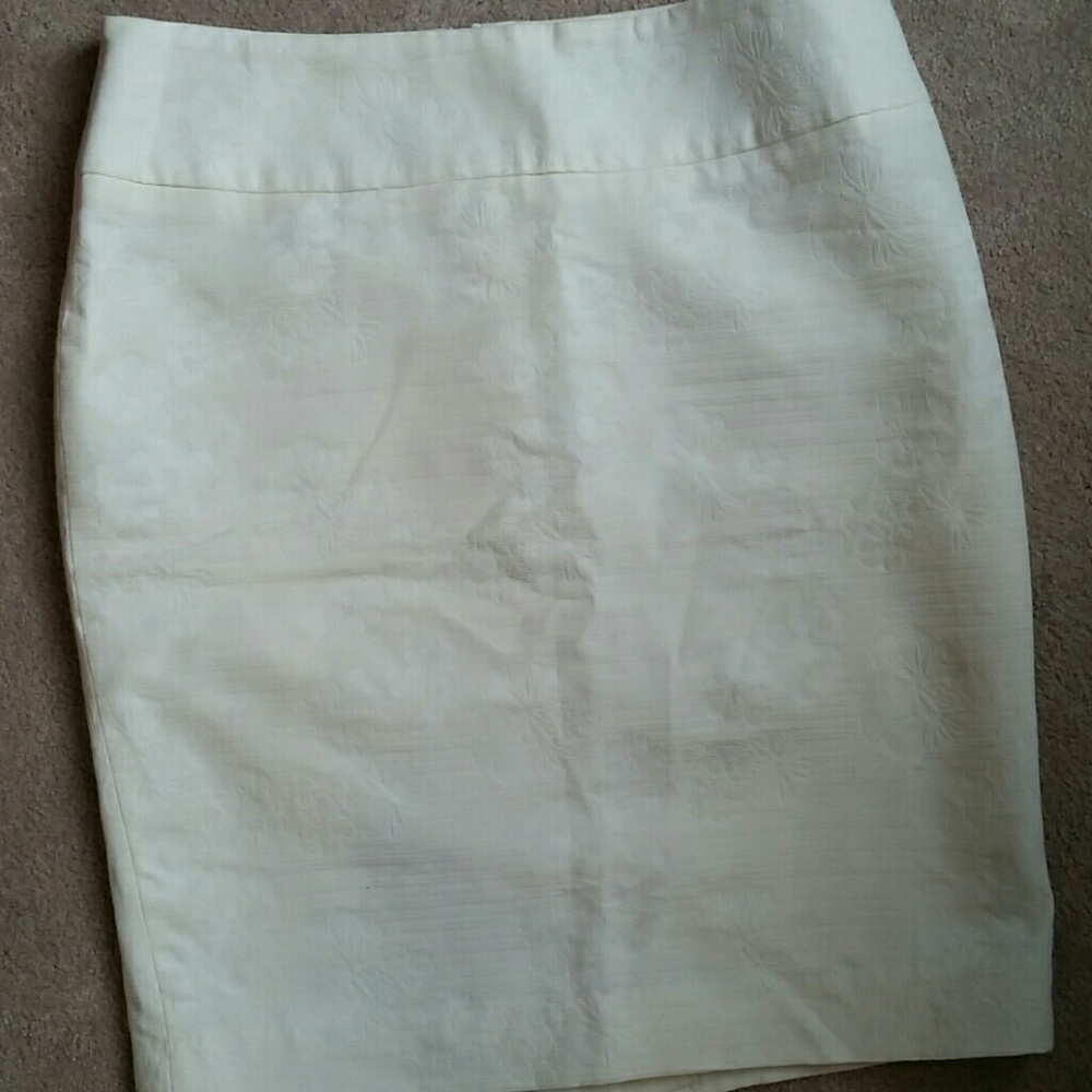 Ivory pencil skirt with floral pattern