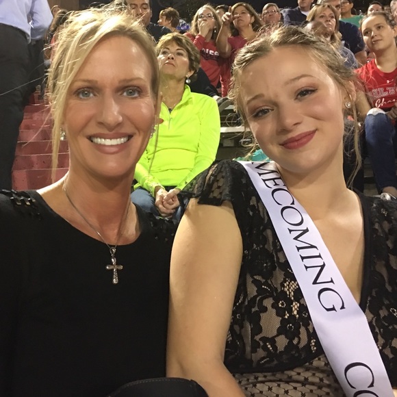 Meet your Posher, Julie - Picture 3 of 4