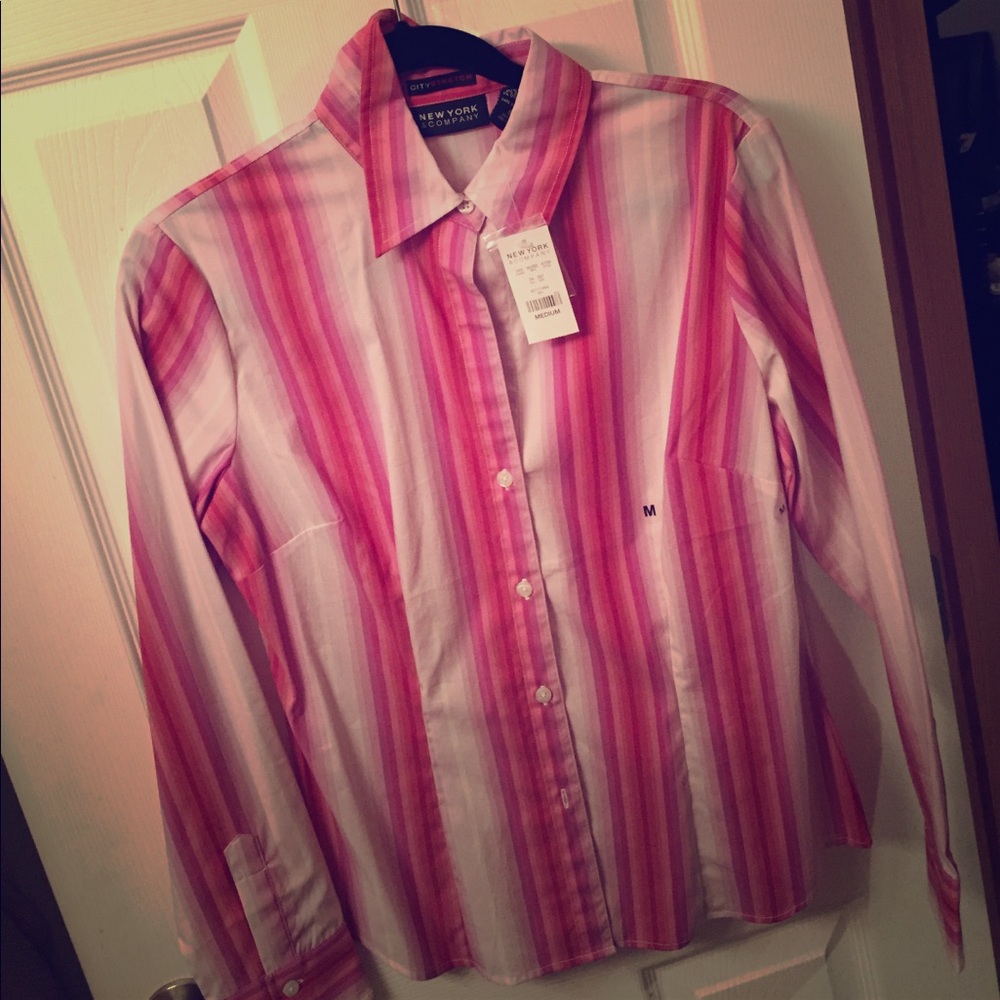Office ready! 🤩 Button down professional work shirt