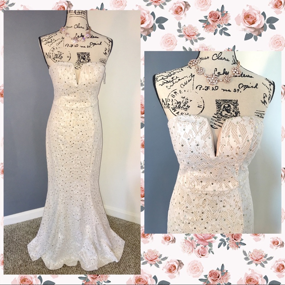 //Mermaid lace Champaine dress. Perfect for prom.