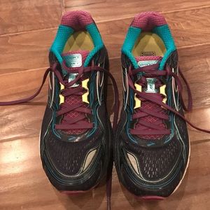 Woman's tennis shoes