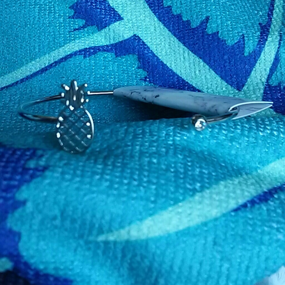 ✨HP✨Silver Pineapple Bracelet - Picture 2 of 4