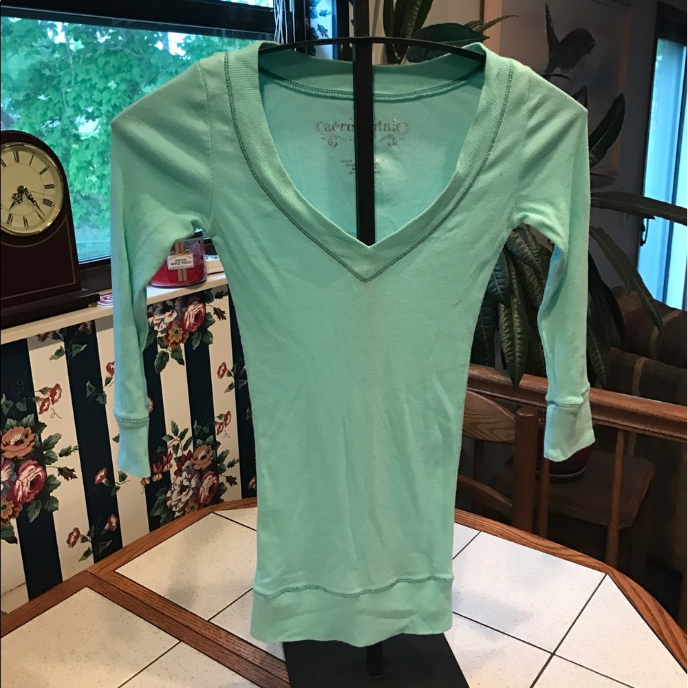 Aeropostale vneck w/ quarter length sleeves