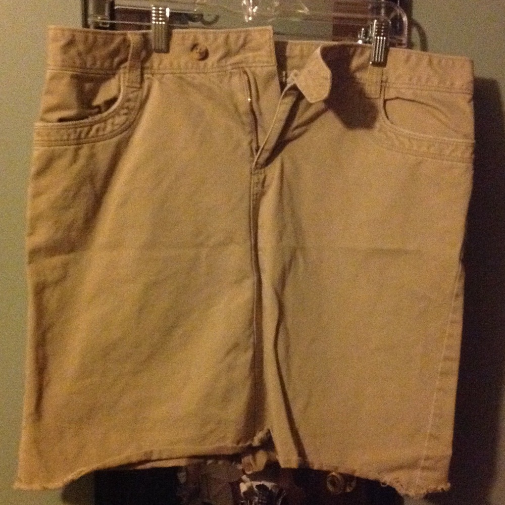Gap low waist tan mid length skirt
