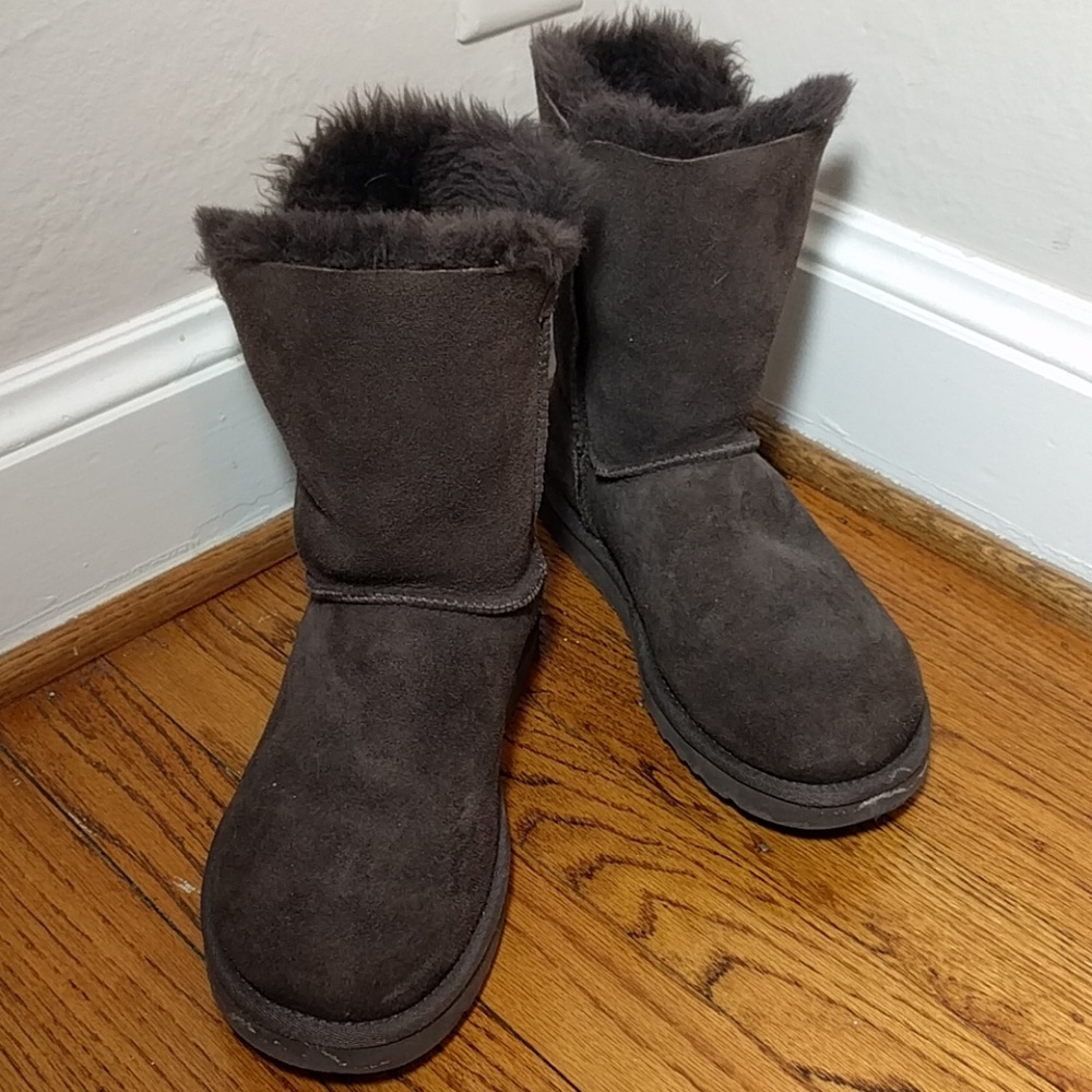 UGG Authentic short button boot Brown sz 7