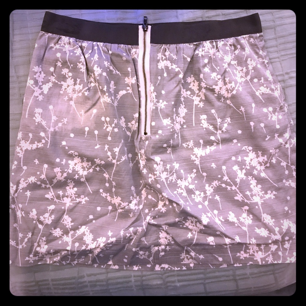 LOFT white & grey/gray floral mini skirt