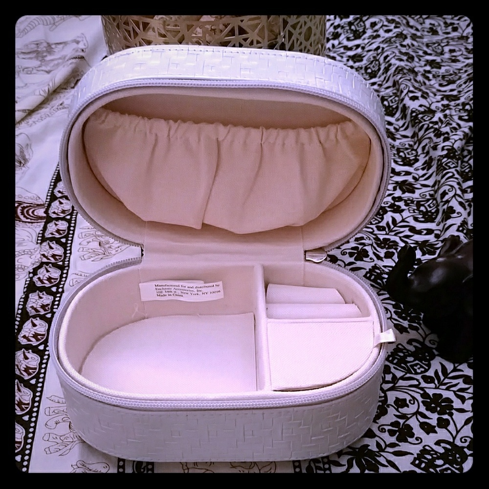 Gray woven jewelery box with silver sparkle bow