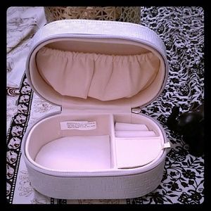 Gray woven jewelery box with silver sparkle bow