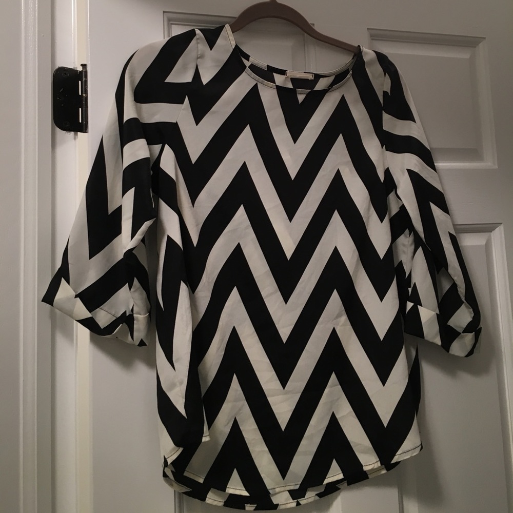 White/black zig zag top