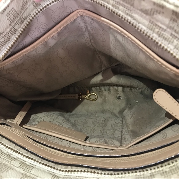 Michael Kors crossbody bag! - Picture 3 of 5