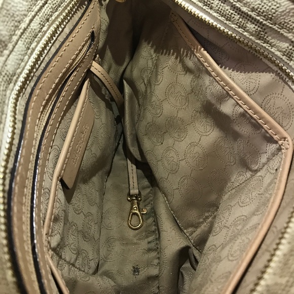 Michael Kors crossbody bag! - Picture 4 of 5