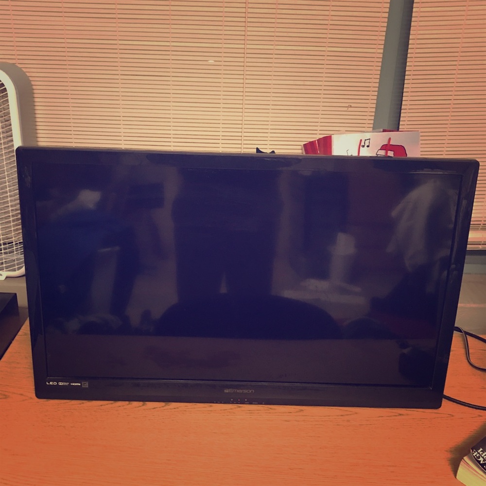 Emerson flat screen tv (45 in)
