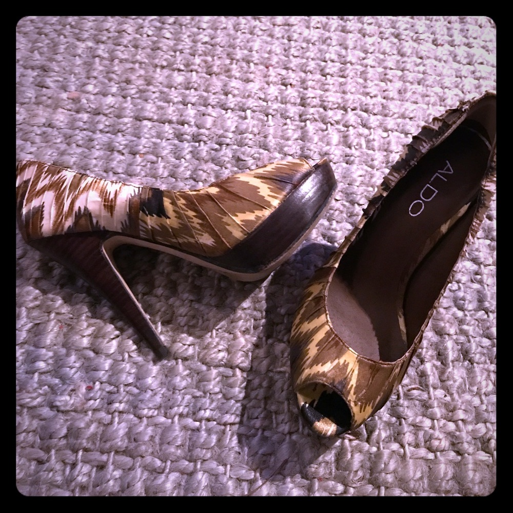 Size 5 Aldo pumps