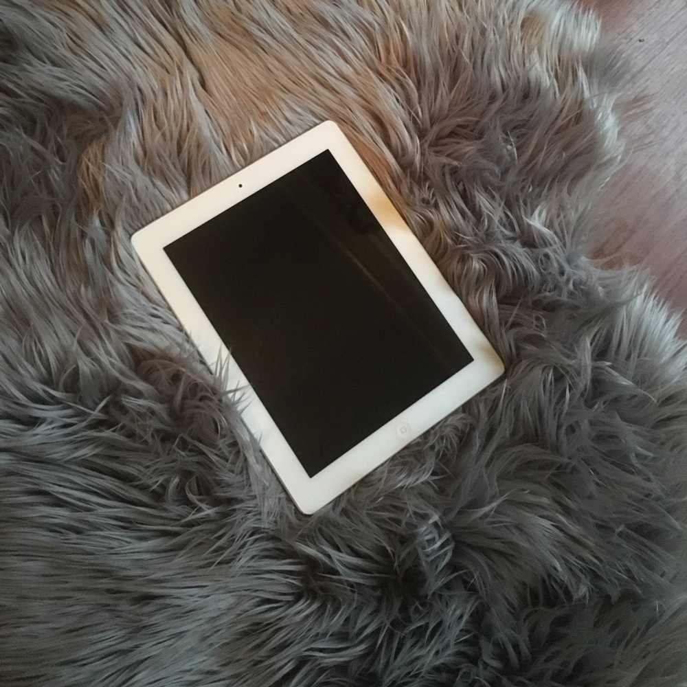 White 2nd Generation IPad 16GB