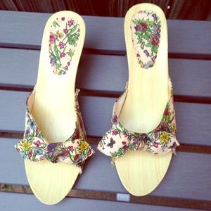 Very adorable vintage floral heels 👠