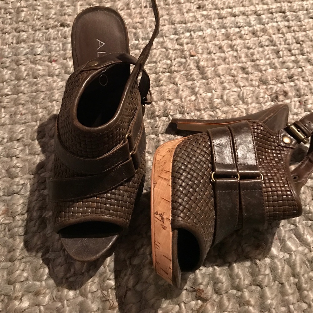 Brown leather Aldo pumps