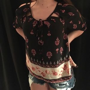 Three-quarter sleeve shirt size small