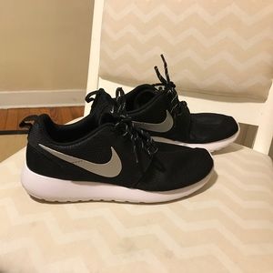 Nike Roshe One Size 8