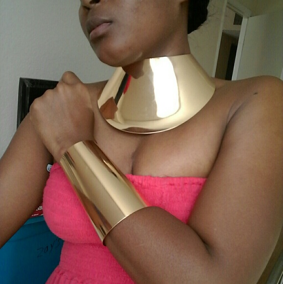 ♥️sale3️⃣/$25♥️ just in GOLD HAND CUFF *ONLY* - Picture 3 of 3