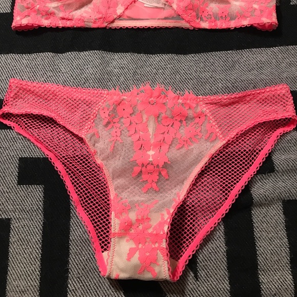 SALE💕VS DREAM ANGEL HIGH NECK PANTY SET LG💕 - Picture 2 of 4