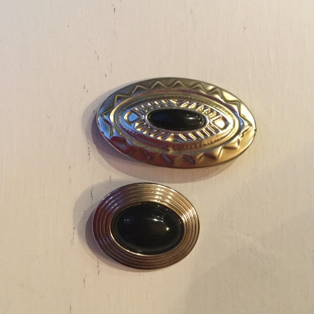 2 VINTAGE BROOCHES