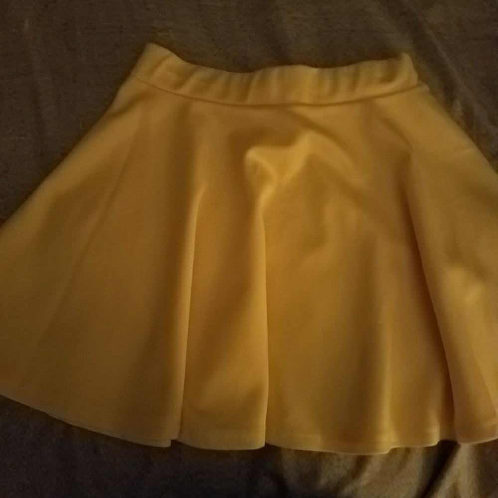 Cute yellow mini skirt