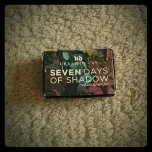 LAST CHANCE Urban Decay Seven Days Shadow Sampler