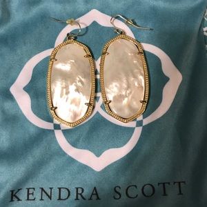SALE🔥Kendra Scott Gold Danielle Earrings in Pearl