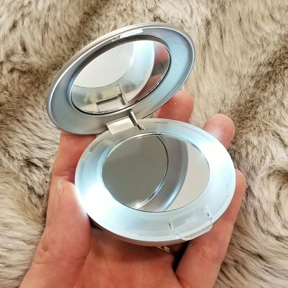Artistry light up compact mirror